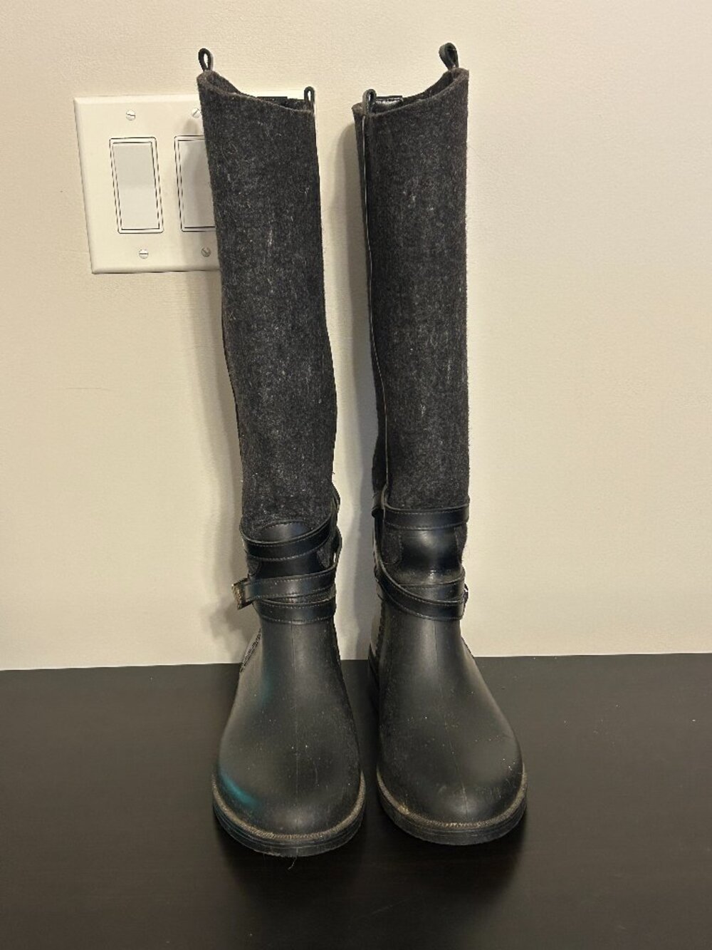 SALVADORE FERRAGAMO Sz 8 Cordelia Gray / Black Felt & Rubber Riding / Rain Boots